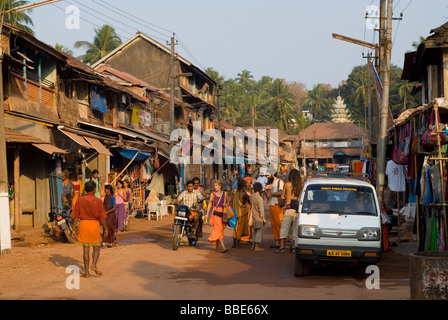 Gokarna - Heilige Stadt begünstigt durch hinduistische Pilger (und Massen von Touristen). Hauptstraße (Basar) während der Vorbereitung für Shiva Ratri Stockfoto