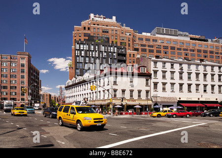 Belebten Kreuzung bei West 14th Street im unteren Midtown in New York City New York Stockfoto