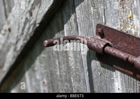 Rostige Türriegel im alten Türverriegelung Stockfoto