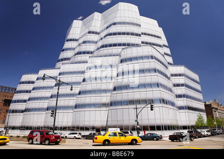 11th Avenue Verkehr unter der IAC-Gebäude in New York. Stockfoto