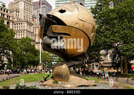 Skulptur von gefallen das World Trade Center Gebäude auf dem Display in Lower Manhattan auch bekannt als der Financial District of New Stockfoto