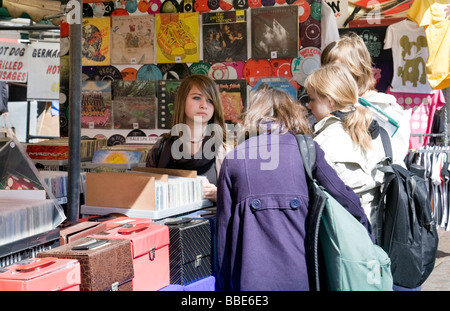 Vinyl Records; Jugendmädchen Shopping für Schallplatten zu kaufen, Cambridge, Cambridge, Großbritannien Stockfoto