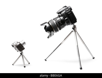 Zwei Kameras, große und kleine isoliert auf weiss Stockfoto