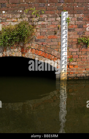 Tiefe Markierung in Fluss durch die alte steinerne Brücke in West Sussex, England, Großbritannien Stockfoto