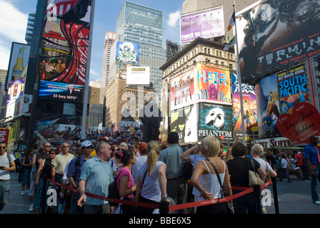 Theaterbesucher auf Linie am Kassenhäuschen TKTS am Times Square in New York Stockfoto