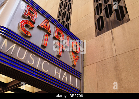 Die Radio City Music Hall-Leuchtreklame ist eine bekannte Sehenswürdigkeit in New York City befindet sich am Rockefeller Center Stockfoto