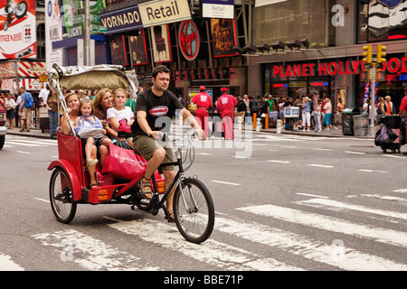 Bike Transport ist ein beliebter Weg, um die Sehenswürdigkeiten Times Square in New York zu sehen. Stockfoto