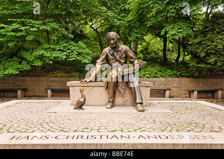 Ein Lieblings-Central Park Wahrzeichen für das Geschichtenerzählen ist die Hans Christian Andersen-Statue im New Yorker Central Park Stockfoto