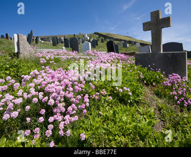 Der Friedhof auf dem Hügel hinter St Hywyn Kirche, Aberdaron, Wales Stockfoto