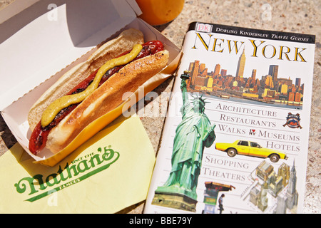 Ein Hot Dog Nathan und Getränke. Nathans berühmt Hotdogs ist ein beliebter Zwischenstopp für die meisten Besucher kommen nach Coney Island. Stockfoto