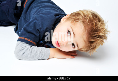 Guter aussehender Junge mit braunen Augen posiert auf einem weißen Studio und isolierten Hintergrund Stockfoto