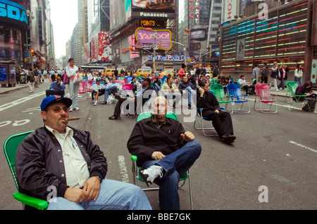 Fußgänger nutzen das neue Datenverkehrsmuster auf dem Times Square in New York Stockfoto