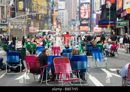 Fußgänger nutzen das neue Datenverkehrsmuster auf dem Times Square in New York Stockfoto