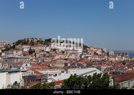 Blick auf die Baixa (Lissabon Innenstadt) und Sao Jorge Castle vom Miradouro de São Pedro de Alcantara (Belvedere). Stockfoto