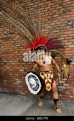 Aztekische Tänzer bei der Maifeiertag Parade 1. Mai 2009 Los Angeles California Vereinigten Staaten von Amerika Stockfoto