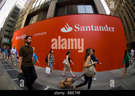 Eine Filiale der Banco Santander ehemals souveränen Bank im Bau in Midtown Manhattan in New York Stockfoto