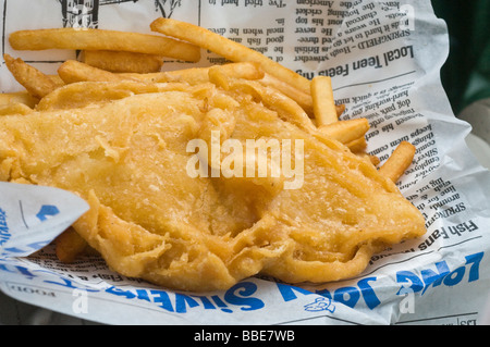 Fried Fish &amp; Chips auf Zeitung Stockfoto