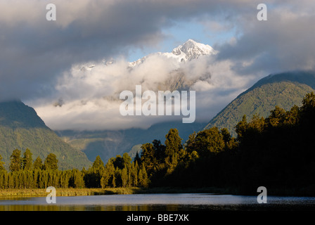 Mt. Cook durch Wolken über Lake Matheson Fox Glacier Westküste Südinsel Neuseeland Stockfoto