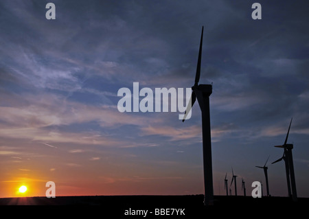 Windkraftanlagen mit Blick auf einen roten Sonnenuntergang Ovenden Moor, nördlich von Halifax, Großbritannien Stockfoto