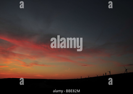 Moor Rand Windkraftanlagen mit Blick auf die roten Wolken von einem magischen roten Sonnenuntergang Ovenden Moor, nördlich von Halifax, Großbritannien Stockfoto