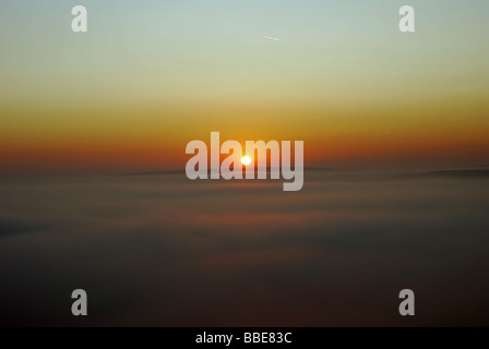 Ein Berg-Sonnenuntergang über dem Nebelmeer Tal in den Pennines, westlich von Halifax, Großbritannien Stockfoto