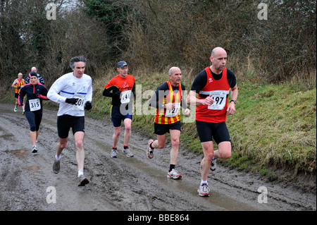 Gruppe-Läufer auf dem matschigen Land Land im Wettbewerb mit 10. große laufen Bungay Suffolk Ostengland Stockfoto