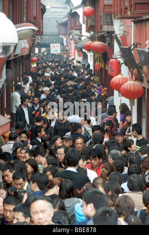 Einen überfüllten engen Straße Qibao Shanghai China Stockfoto