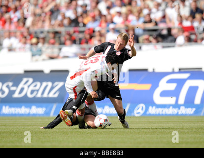 Foul, Michael Fink, links, Patrick Ochs, rechts, beide Eintracht Frankfurt spielt gegen Timo Gebhart, VfB Stuttgart, Mitte Stockfoto