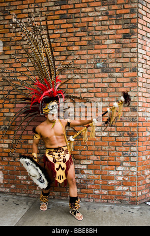 Aztekische Tänzer bei der Maifeiertag Parade 1. Mai 2009 Los Angeles California Vereinigten Staaten von Amerika Stockfoto