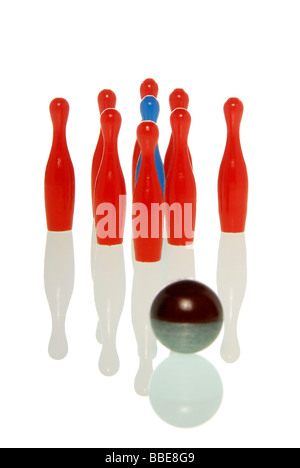 Bowlingpins mit Kugel, rote Stifte Schutz der blauen Pin, symbolisches Bild für "Schutz in der Gruppe" Stockfoto