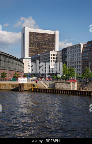 Spree am Bahnhof Friedrichstraße, Internationales Handelszentrum, Berlin, Deutschland, Europa Stockfoto