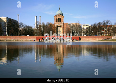 Stadtpark Engelbecken mit Café und St. Michaels Kirche in Berlin, Deutschland, Europa Stockfoto