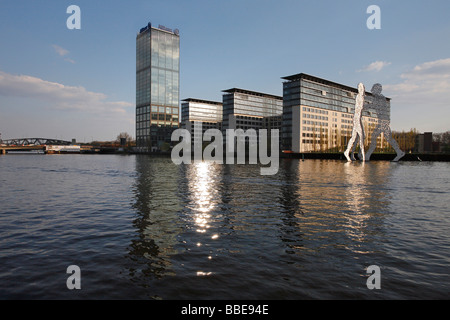 Treptowers, Gebäude der Allianz-Versicherung in der Osthafen Hafen in Berlin, Deutschland, Europa Stockfoto