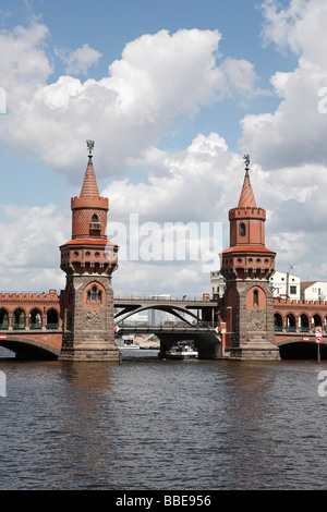 Oberbaumbruecke Brücke über die Spree in Berlin, Deutschland, Europa Stockfoto