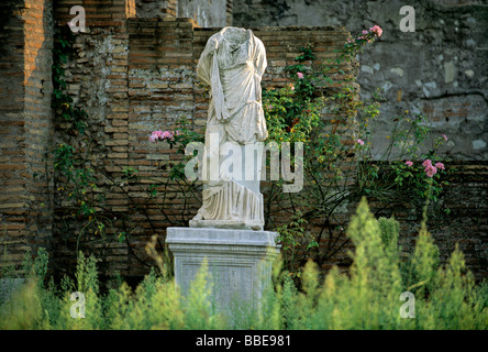 Marmorstatue, Haus der Vestalinnen, Roman Forum, Rom, Latium, Italien, Europa Stockfoto