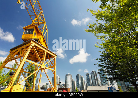 Land-Kran auf Granville Island mit Vancouver Wolkenkratzern im Hintergrund British Columbia Kanada Stockfoto