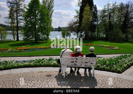 Drei ältere Menschen ruht auf einer Bank im Garten der Insel Mainau, Baden-Württemberg, Deutschland, Europa Stockfoto