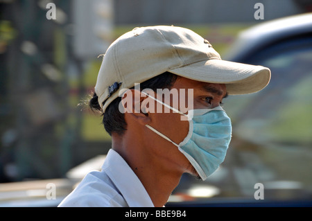 Khmer Mann trägt eine Atmung Schutz-Maske, Phnom Penh, Kambodscha, Asien Stockfoto