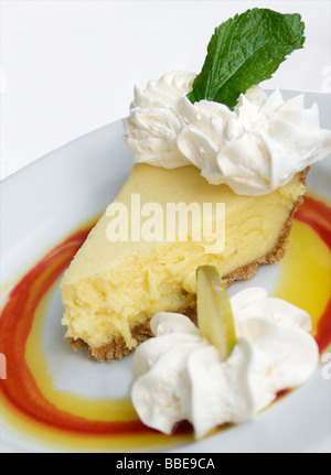 Key Lime Kreissegment auf Teller mit Schlagsahne Stockfoto