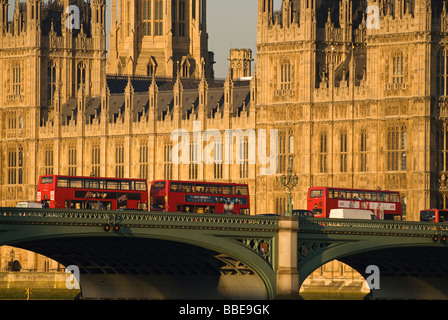 Ein Blick auf Verkehr auf Westminster Bridge London England die britische Houses of Parliament sind im Hintergrund Stockfoto