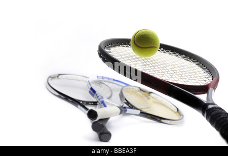 Tennisschläger mit Ball und 3 Schläger in den Rücken Stockfoto