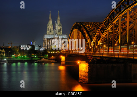 Hohenzollernbrücke und Kölner Dom bei Nacht, North Rhine-Westphalia, Germany, Europa Stockfoto