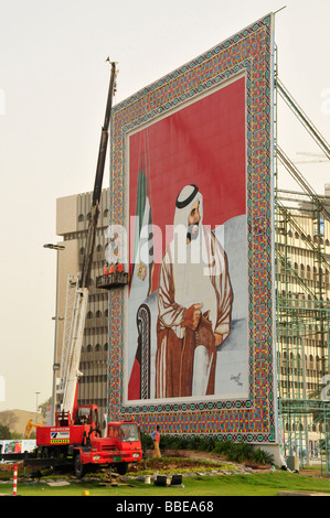 Umbauarbeiten auf dem Bild des verstorbenen Sheikh Zayed bin Sultan Al-Nahyan an der Sheikh Zayed Road, Abu Dhabi, Vereinigte Arabische Emirate Stockfoto