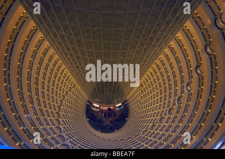 Innenansicht von oben nach unten durch achtzig Etagen des Grand Hyatt Hotel Jinmao Tower Pudong Shanghai China Stockfoto