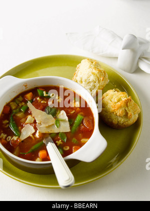 Käse-Muffins und Minestrone-Suppe mit Liebe Mama buchstabiert mit Nudeln Stockfoto