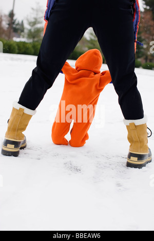 Mutter und Babymädchen spielen im Schnee, Portland, Oregon, USA Stockfoto