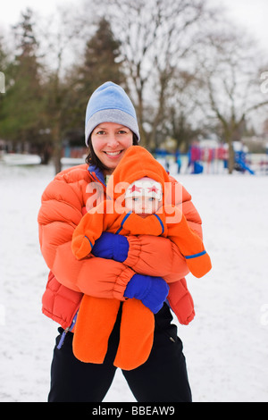 Porträt von Mutter und Babymädchen im Winter, Portland, Oregon, USA Stockfoto