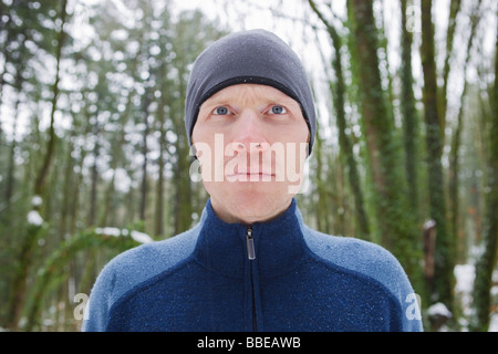 Porträt des Mannes im Winter, Wildwood Trail, Waldpark, Portland, Oregon, USA Stockfoto