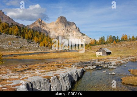 Hütte, Eisengabel Peak Furcia Dai Fers, Fanes Alpen Fanes-Senes-Prags Naturpark, Süd-Tirol, Italien Stockfoto