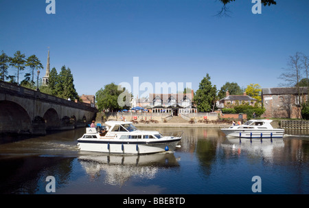 Boote kreuzen im Boathopuse Restaurant auf der Themse in Wallingford, Oxfordshire, Vereinigtes Königreich Stockfoto
